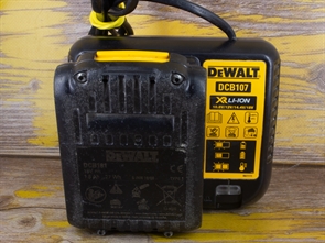 Зарядное устройство DeWALT DCB107, 10.8 В + Аккумулятор DeWALT DCB181, Li-Ion, 18 В, 1.5 А·ч (Б/У)
