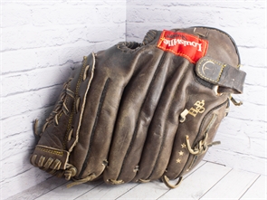 {{productViewItem.photos[photoViewList.activeNavIndex].Alt || productViewItem.photos[photoViewList.activeNavIndex].Description || 'Бейсбольная перчатка Louisville slugger (Б\У)'}}